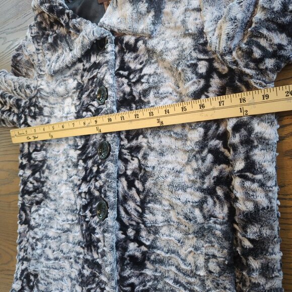 Multiples Women’s white black Plush Jacket size M Faux Fur Textured Button front - Picture 10 of 13